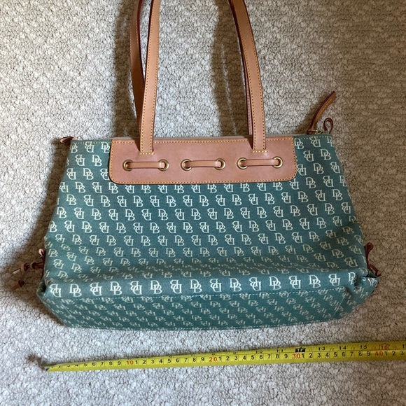 Dooney & Bourque Large Tassel Zip Top Handbag Monogram Canvas and Leather - Picture 5 of 6